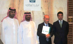 Secondo da destra nella foto, l'ambasciatore italiano negli emirati Arabi Uniti con i responsabili delle due società partner